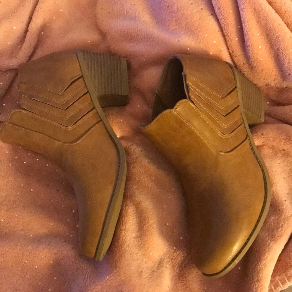 BRAND NEW NEVER WORN WOMENS BOOTIES